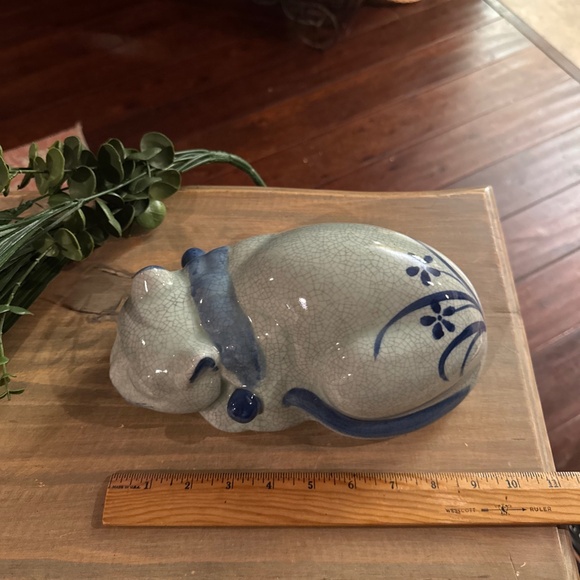 Vintage 9.5” x 5” Crackle Glazed Ceramic Sleeping Cat. Blue & Blue-Gray. - Picture 5 of 6